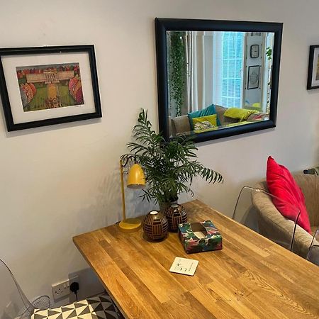 True Colours Apartment In Central Location Бангор Екстериор снимка