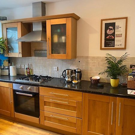 True Colours Apartment In Central Location Бангор Екстериор снимка