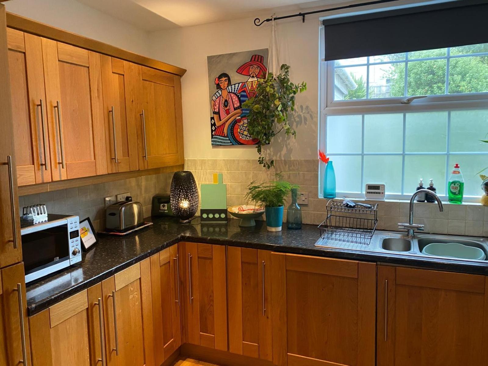 True Colours Apartment In Central Location Бангор Екстериор снимка
