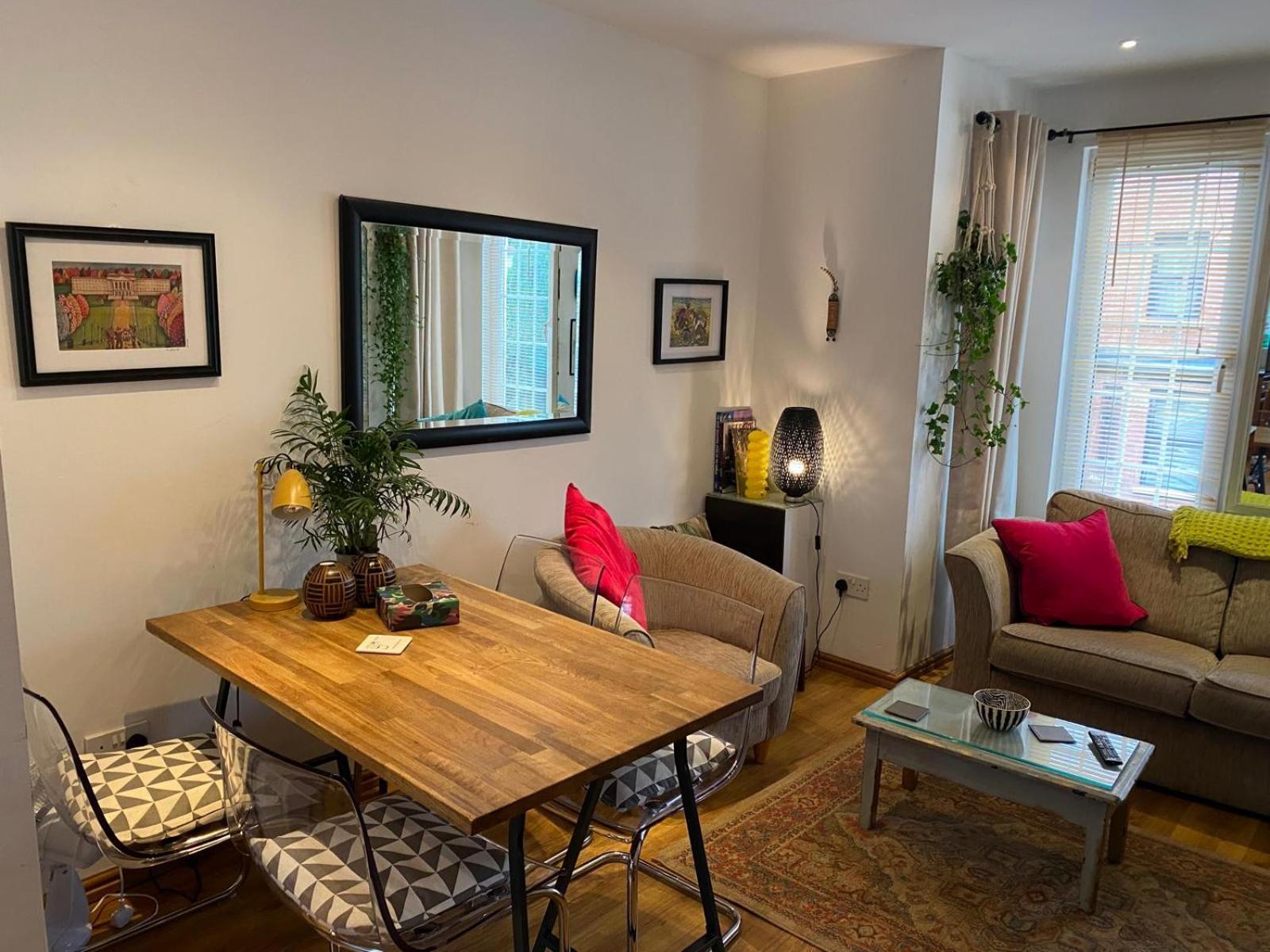 True Colours Apartment In Central Location Бангор Екстериор снимка