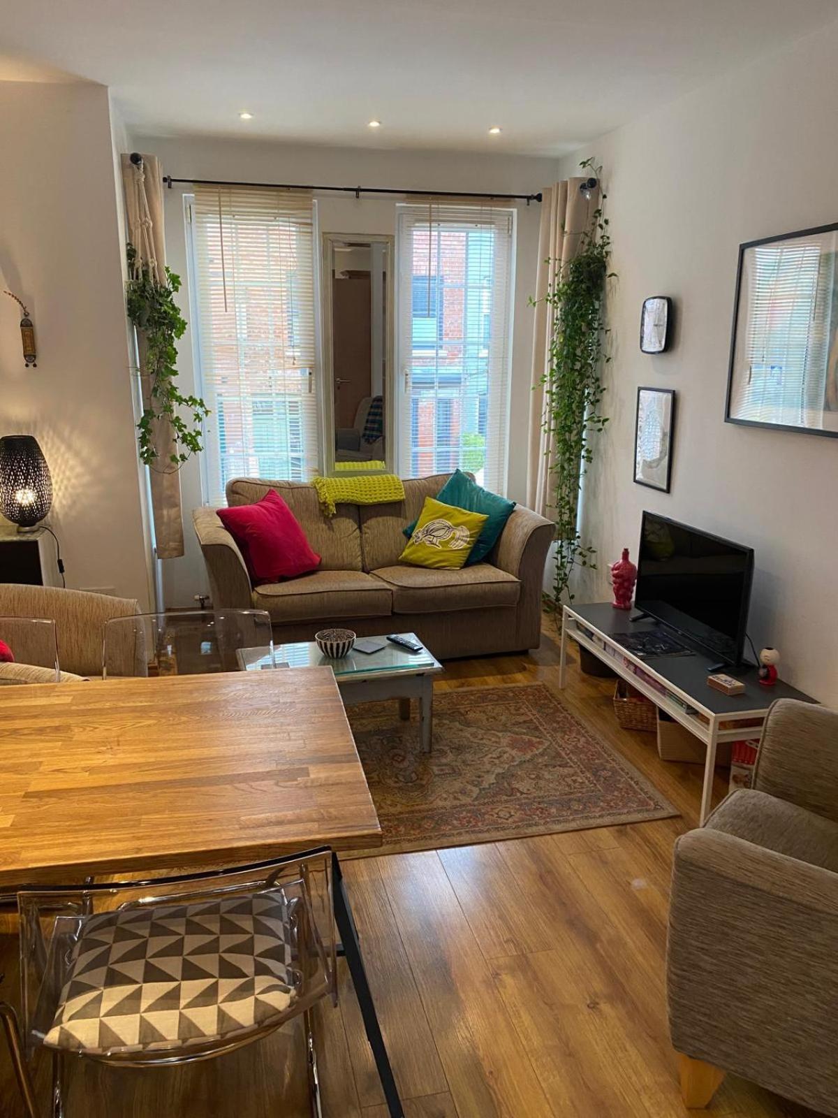 True Colours Apartment In Central Location Бангор Екстериор снимка