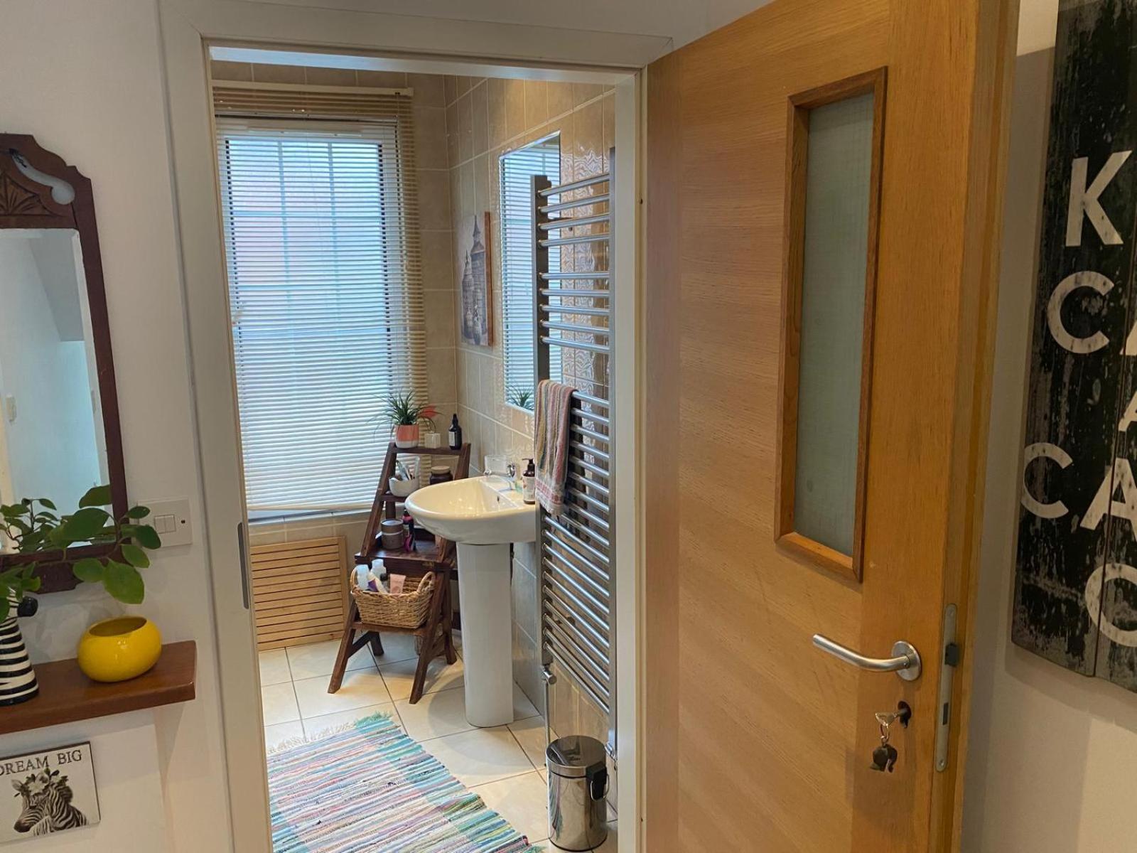 True Colours Apartment In Central Location Бангор Екстериор снимка